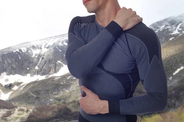 Lesión deportiva al aire libre, Hombre con dolor de espalda y hombro. Concepto de alivio del dolor —  Fotos de Stock