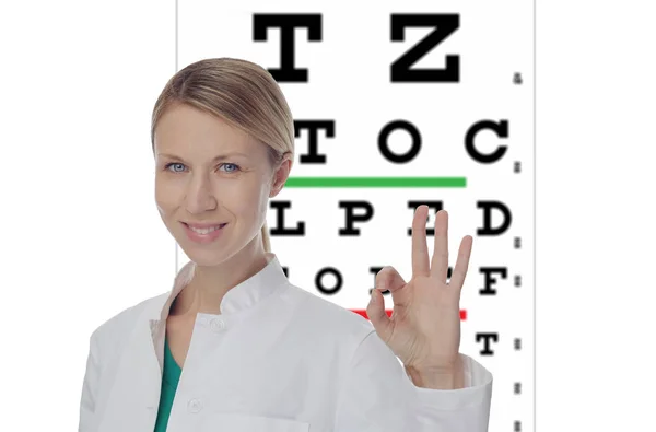Portrait d'une femme souriante médecin ophtalmologiste montrant un signe correct. Test de la vue. Soins de la vue — Photo