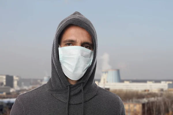 Açık havada yüz hijyenik maskesi giyen adam portresi. Ekoloji, hava kirliliği, çevre bilinci kavramı — Stok fotoğraf