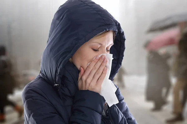 Nőt fogott hideg, influenza, orr futás. Egészségügyi ellátás és az orvosi koncepció — Stock Fotó