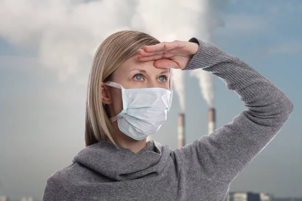 Retrato de mujer con máscara facial higiénica al aire libre. Ecología, contaminación atmosférica, concepto de conciencia medioambiental — Foto de Stock