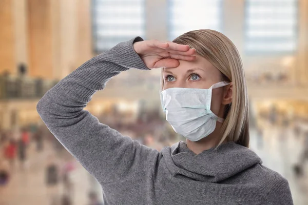 Retrato de mujer con máscara facial higiénica al aire libre. Concepto de protección contra la gripe y el virus — Foto de Stock