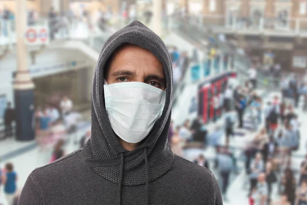 Açık havada yüz hijyenik maskesi giyen adam portresi. Grip ve virüs koruma kavramı — Stok fotoğraf