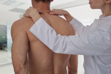Acupressure, chiropractic arka ayarlama sahip adam. Osteopati, alternatif tıp, ağrı Rölyef kavramı. Fizyoterapi, spor yaralanma rehabilitasyon