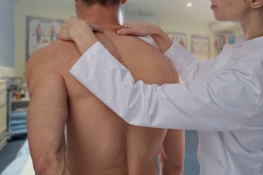 Acupressure, chiropractic arka ayarlama sahip adam. Osteopati, alternatif tıp, ağrı Rölyef kavramı. Fizyoterapi, spor yaralanma rehabilitasyon