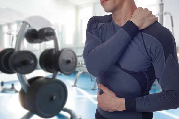 Man met rug- en nek pijn in de sportschool. Sport uitoefenen van letsel — Stockfoto