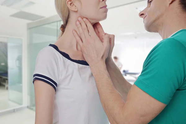 Жінка отримує контроль над щитовидною залозою. Охорона здоров'я та медична концепція — стокове фото