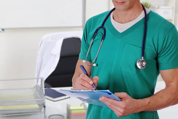 Médico do sexo masculino a trabalhar num escritório. Saúde e conceito médico . — Fotografia de Stock