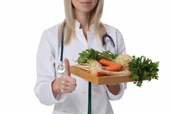 Beyaz arka plan üzerinde izole taze sebze ile plaka tutarak ve gösterilen kadın doktor Yaşasın. — Stok fotoğraf