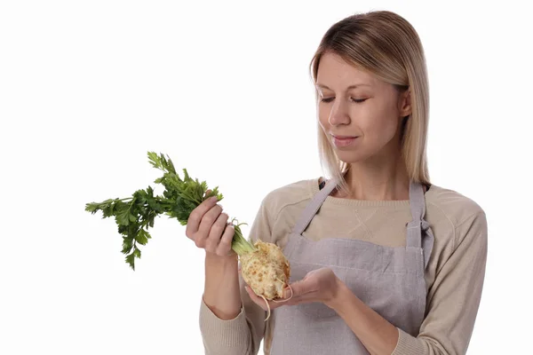 Retrato de mujer feliz sonriente sosteniendo apio de verduras orgánicas frescas aisladas sobre fondo blanco. Cocina, alimentación saludable, concepto de dieta —  Fotos de Stock