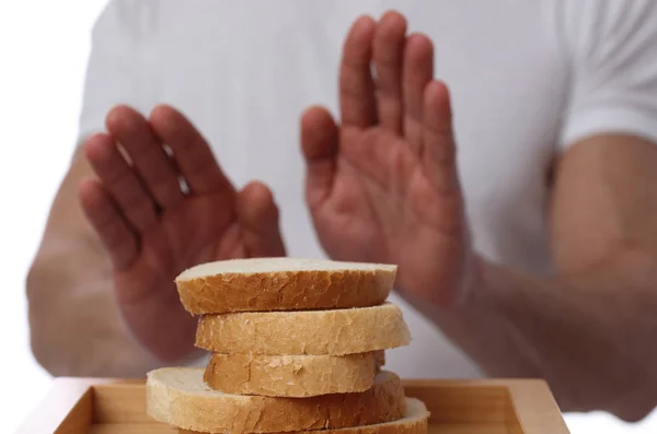 Intolerancia al gluten y concepto de dieta. El hombre se niega a comer pan blanco . —  Fotos de Stock