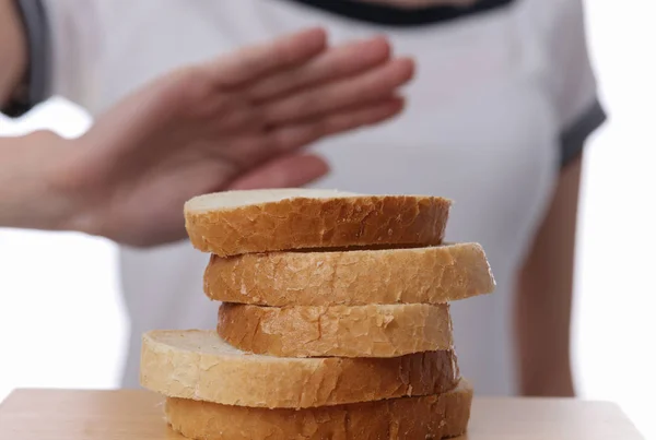 Intolerancia al gluten y concepto de dieta. El hombre se niega a comer pan blanco . —  Fotos de Stock