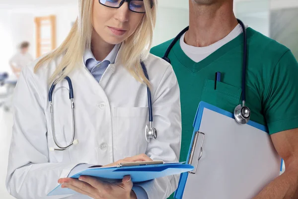 Médicos femininos e masculinos fecham. Concepção de cuidados de saúde e medicina — Fotografia de Stock