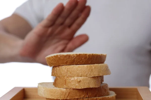 Glutenunverträglichkeit und Ernährungskonzept. Mann weigert sich, Weißbrot zu essen. — Stockfoto