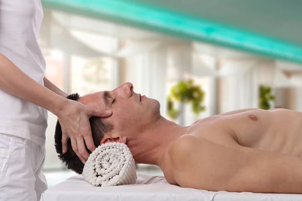 Hombre recibiendo masaje. Relajación, tratamiento de cuidado corporal, spa, concepto de bienestar — Foto de Stock