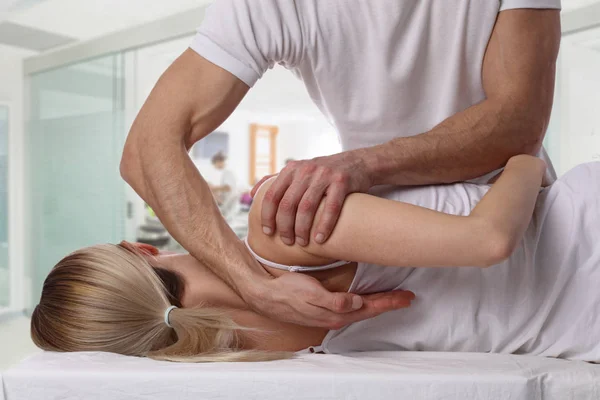 Woman having chiropractic back adjustment. Osteopathy, Alternative medicine, pain relief concept. Physiotherapy, sport injury rehabilitation — Stock Photo, Image
