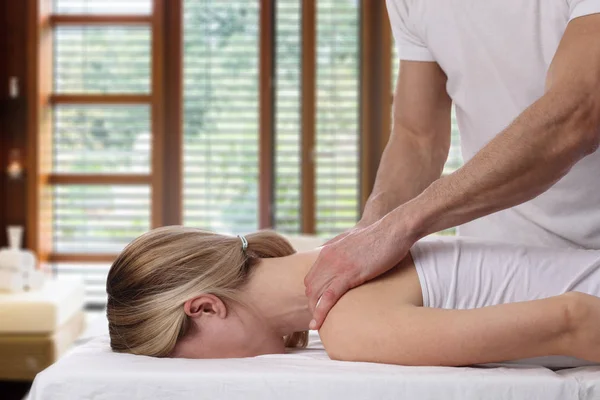 Молода жінка має масаж. Релаксація, лікування тіла, Остеопатія, Альтернативна медицина, полегшення болю, Фізіотерапія, Реабілітація спортивних травм — стокове фото