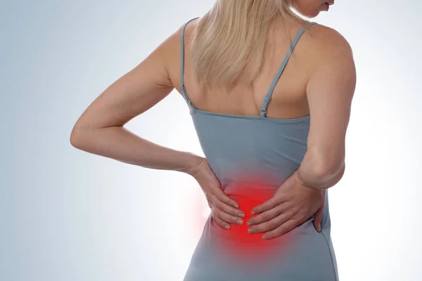 背中の痛み。女性は彼女のより低い背部の筋肉をこするします。スポーツ傷害を行使. — ストック写真
