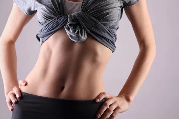 スポーツ、フィットネス、ダイエットの結果、健康な女性の体、腰のくびれ。スリムな女性の胴、腰、腹、腹部をクローズ アップ. — ストック写真