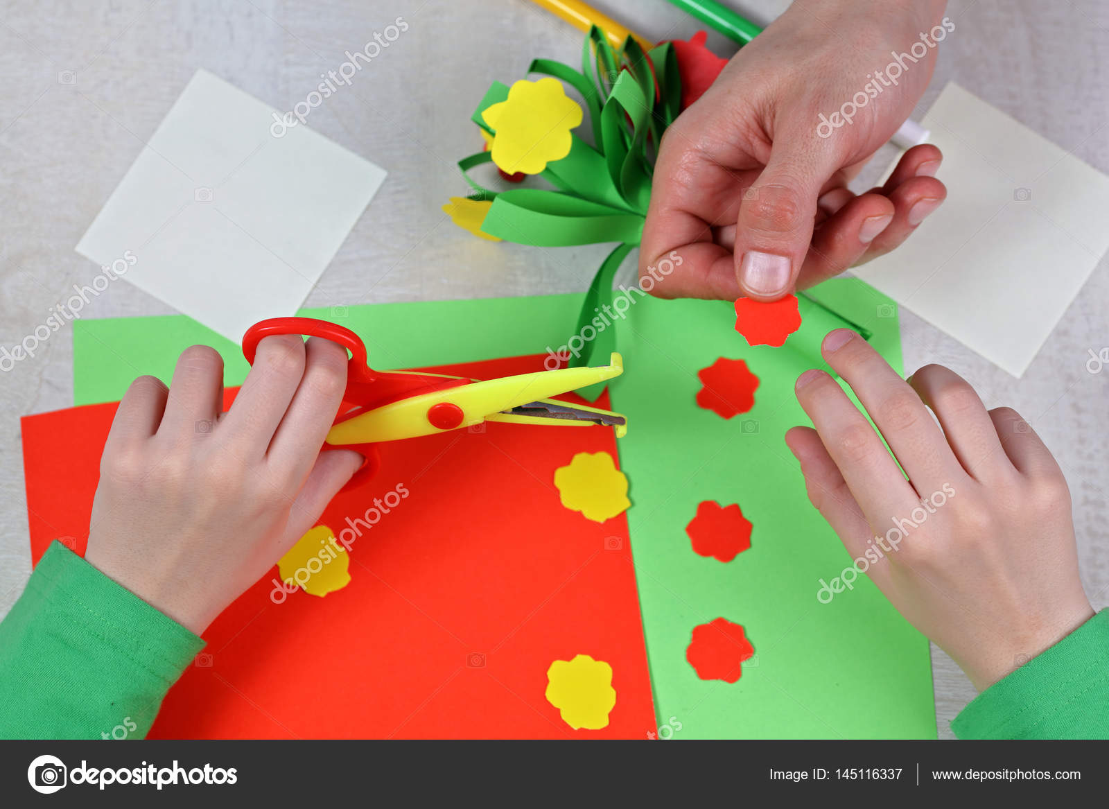Bambino tagliato di carta colorata Scheda di pleanno facendo ragazzino Giorno di madri felice e concetto felice 8 marzo Bambini arte Art pro ti