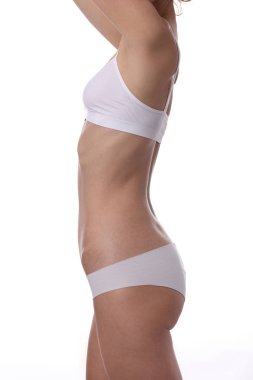 Güzel ince kadın izole beyaz iç çamaşırı giyiyor. Sağlıklı kadın vücut, gövde, ince bel, göbek, karın kadar yakın. Spor, fitness, diyet sonuçları.