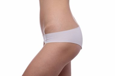 Güzel ince kadın izole beyaz iç çamaşırı giyiyor. Sağlıklı kadın vücut, gövde, ince bel, göbek, karın kadar yakın. Spor, fitness, diyet sonuçları.
