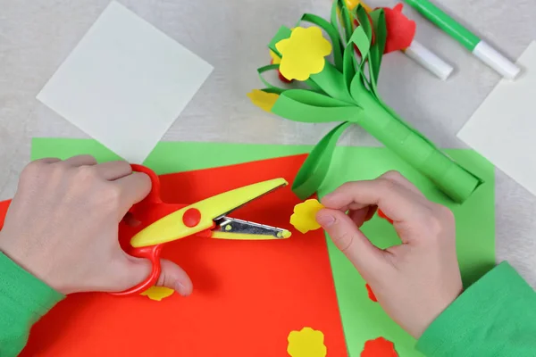 Criança cortada de papel colorido. Um miúdo a fazer cartão de aniversário. Feliz dia das mães e feliz 8 conceito de marcha. Crianças Projetos de Arte — Fotografia de Stock