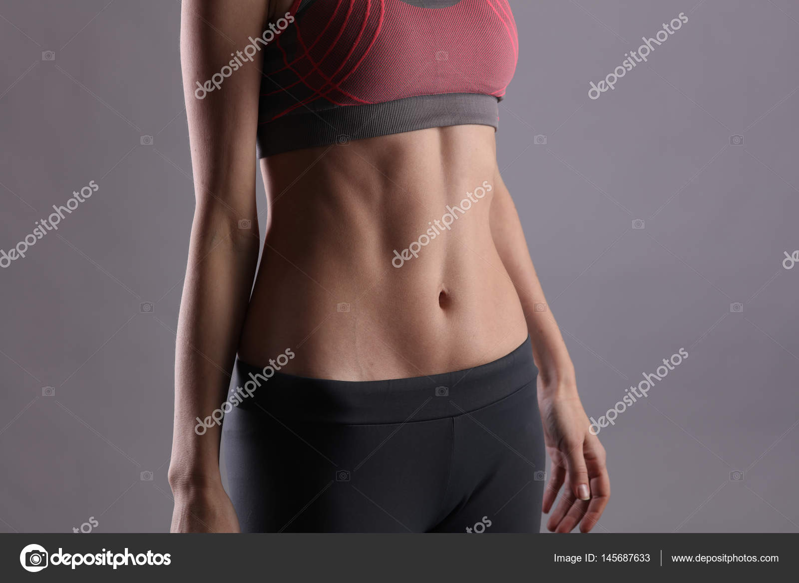 スポーツ フィットの女性 灰色の背景に完璧な腹部の筋肉を持つ女性 ダイエット フィットネス アクティブなライフ スタイル コンセプト コピー スペース ストック写真 C Glisic Albina スポーツ フィットの女性 灰色の背景に完璧な腹部の筋肉を持つ女性 ダイエット フィットネス アクティブなライフ スタイル コンセプト コピー スペース ストック写真 C Glisic Albina