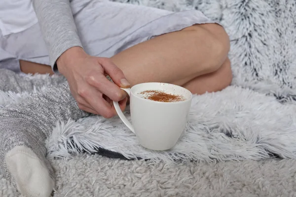 Gezellige winter, warmte concept. Vrouw dragen van gezellige warme wollen sokken dicht omhoog. — Stockfoto