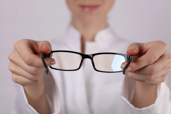 Μάτι φροντίδας έννοια. Κοντινό γιατρό οφθαλμίατρο γιατρό οφθαλμίατρο δίνοντας γυαλιών ασθενή. — Φωτογραφία Αρχείου