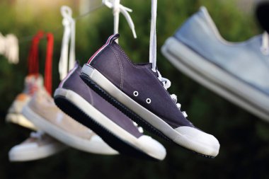 Spor ipe asılı spor ayakkabı ayakkabılar. Aktif yaşam tarzı kavramı arka plan