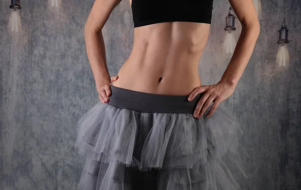 Bellissimo corpo donna magra, vita. Sport, fitness donna durante la danza / danza moderna — Foto Stock