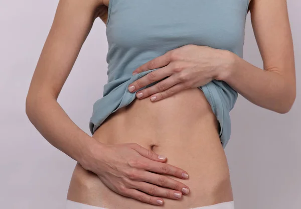 Mujer sufriendo de dolor de estómago — Foto de Stock