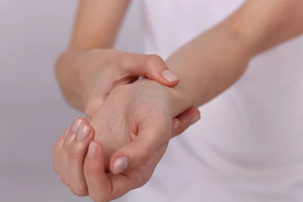 Mujer manos comprobación de pulso de frecuencia cardíaca en la muñeca de cerca — Foto de Stock