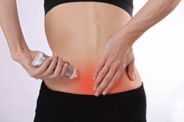Mujer que sufre de dolor de espalda aplicando crema para aliviar el dolor. Spor. —  Fotos de Stock