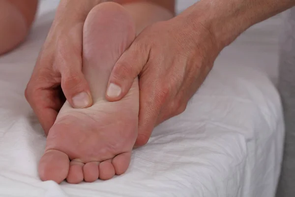 Mulher desfrutando de massagem nos pés. Pele suave e suave. Acupressão. Terapeuta fazendo tratamento de cura na sensação feminina. Medicina alternativa, conceito de alívio da dor — Fotografia de Stock