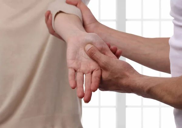Акупрессура. Терапевт лечит женскую руку. Альтернативная медицина, концепция обезболивания — стоковое фото