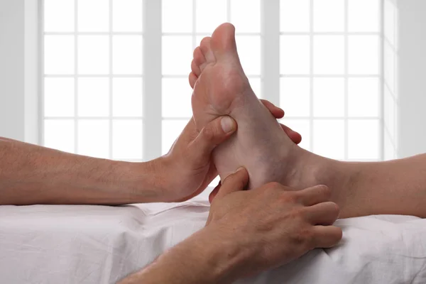 Mujer disfrutando del masaje de pies. Piel suave y suave. Acupresión. Terapeuta haciendo tratamiento de curación en la sensación femenina. Medicina alternativa, concepto de alivio del dolor — Foto de Stock