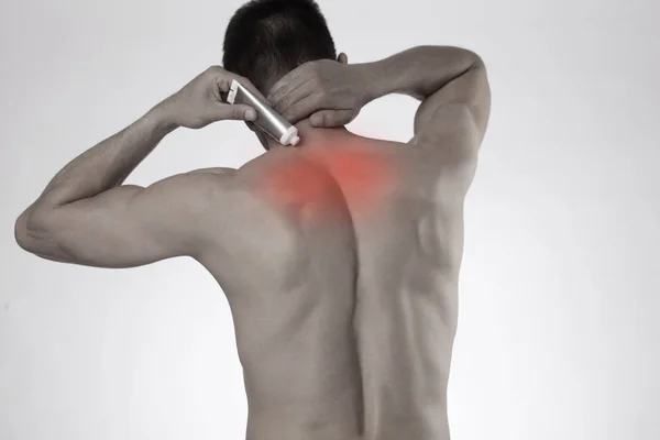 Hombre aplicando crema analgésica, gel. Lesiones deportivas, Hombre con b — Foto de Stock