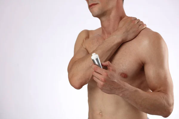 Hombre aplicando crema analgésica, gel. Lesión deportiva, hombre con espalda, dolor de cuello. Alivio del dolor y concepto de atención médica . — Foto de Stock