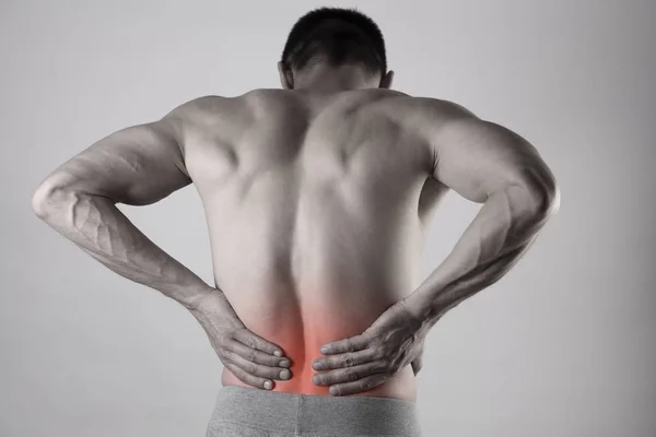 Lesión deportiva, hombre con dolor de espalda. Alivio del dolor y salud co — Foto de Stock