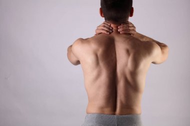 Spor yaralanma, sırt, boyun ağrısı olan adam. Ağrı yardım ve sağlık kavramı.