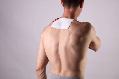 İlaç ağrı yardım yama, sıva. sırt ağrısı olan adam. Ağrı yardım ve sağlık kavramı üzerinde beyaz izole.