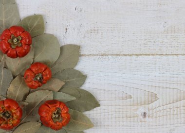 Kuru domates ve defne yaprağı rustik ahşap masa üzerinde. Mutfak, yemek ve Restoran arka plan