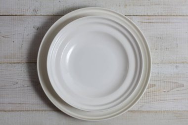 Rustik ahşap masa boş plaka. Minimalist arka plan