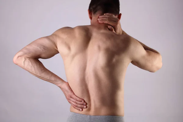 Lesão desportiva, homem de costas, dor no pescoço. Conceito de alívio da dor e cuidados de saúde . — Fotografia de Stock