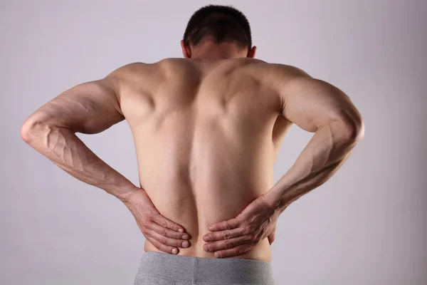 Sportverletzung, Mann mit Rückenschmerzen. Schmerzlinderung und Gesundheitskonzept. — Stockfoto