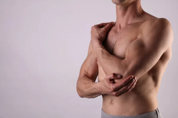 Homme avec douleur au coude. Concept de soulagement de la douleur — Photo