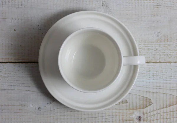 Pusty herbaty, filiżanka kawy na rustykalne drewniany stół. Minimalistyczne tło — Zdjęcie stockowe