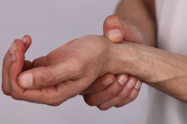 Мужские руки проверяют пульс сердца на запястье вблизи — стоковое фото
